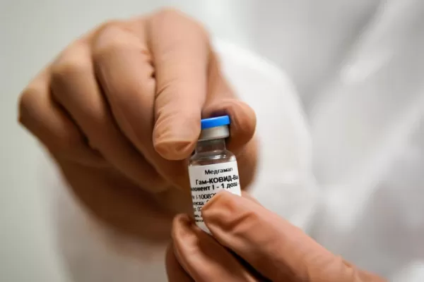 Rusia ya vacuna a los grupos de alto riesgo