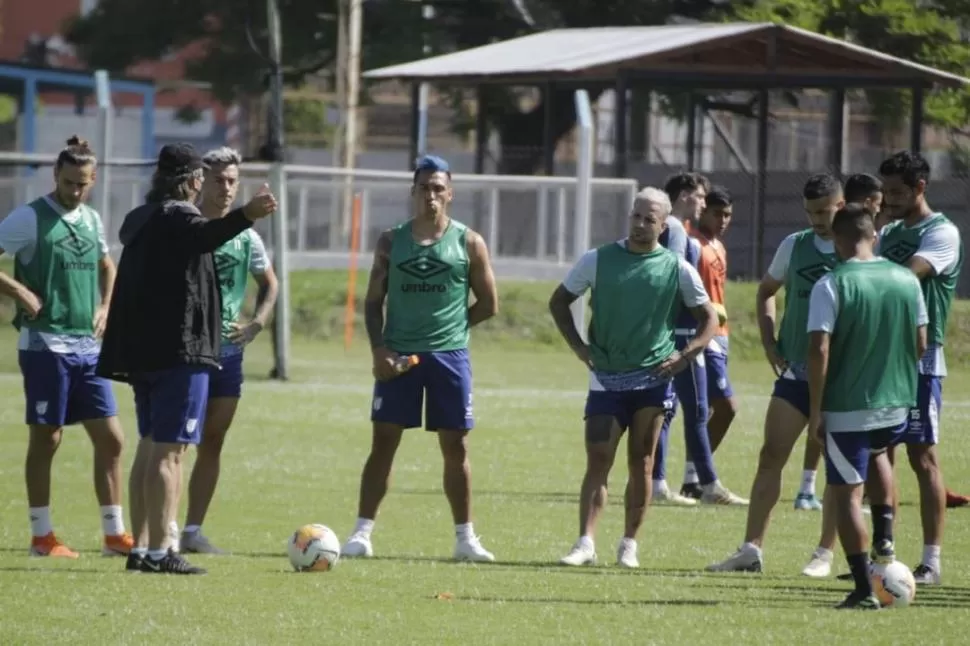 UNO HABLA, LOS OTROS ESCUCHAN. Zielinski se dirige a parte de los titulares durante la práctica. El entrenador y el equipo confían en dar vuelta la serie. 