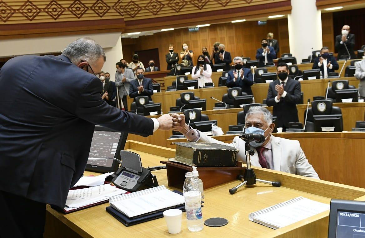 EN SESIÓN. El ahora legislador Leopoldo Rodríguez choca el puño con el vicegobernador Osvaldo Jaldo. Foto: Prensa HLT