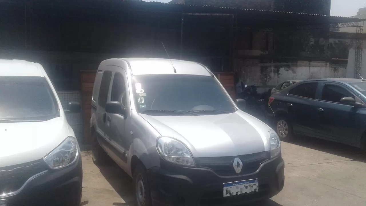 SECUESTRADA. La Renault Kangoo retenida por los agentes municipales. Foto: LG WhatsApp