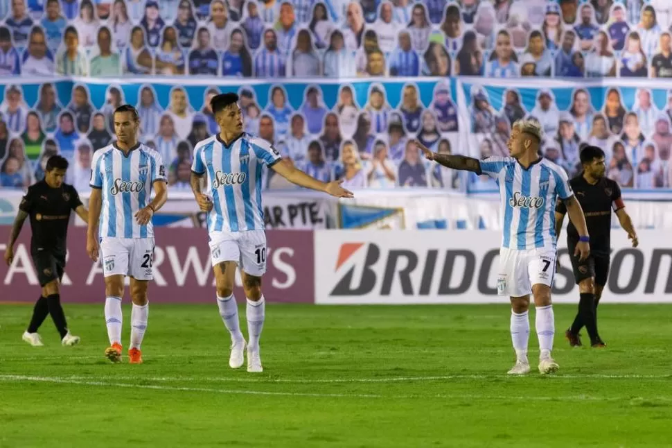 UNA LUZ DE ESPERANZA. Franco Mussis saluda a Leonardo Heredia luego de marcar el gol del empate que finalmente no alcanzó para superar a Independiente. prensa conmebol