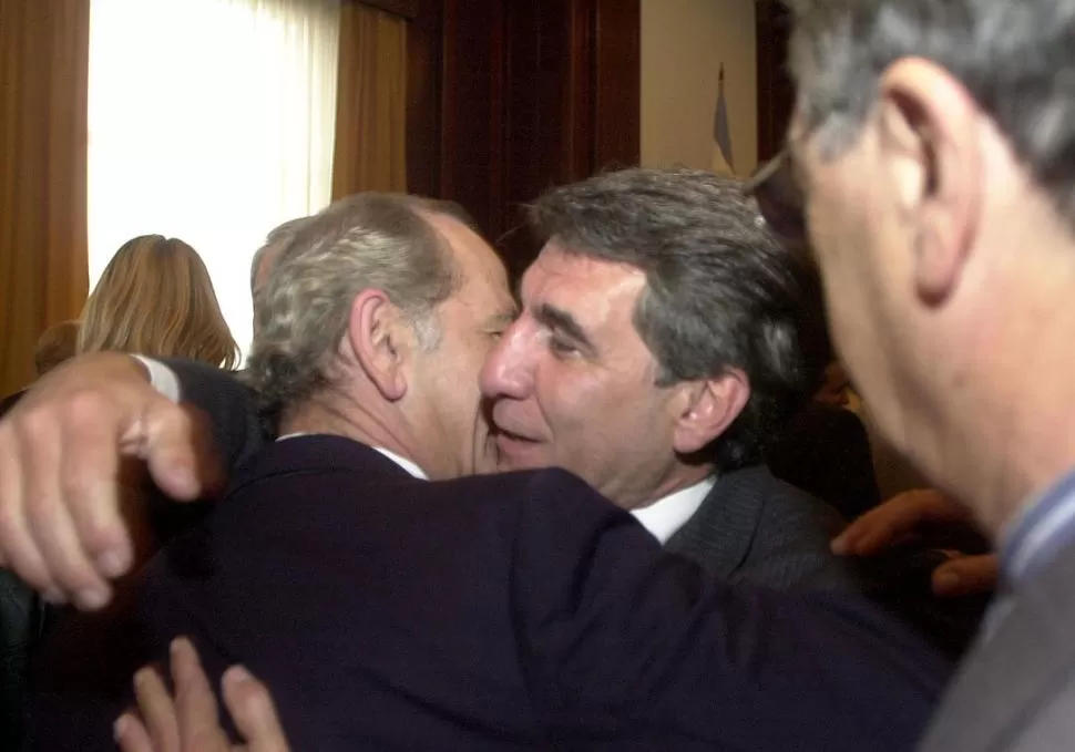 ABRAZO DEL 4 DE MAYO PASADO. Pisa recibe un caluroso saludo durante un acto protocolar del Poder Judicial. la gaceta / foto de josé nuno (archivo)