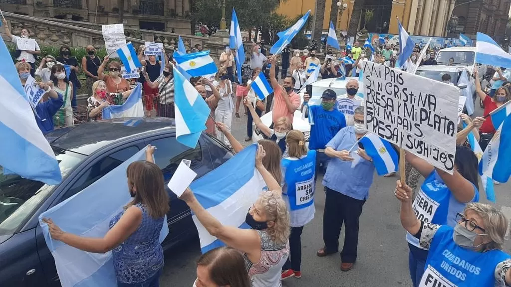 BANDERAZO. Movilización en la plaza Independencia.  LA GACETA / ANALÍA JARAMILLO. 