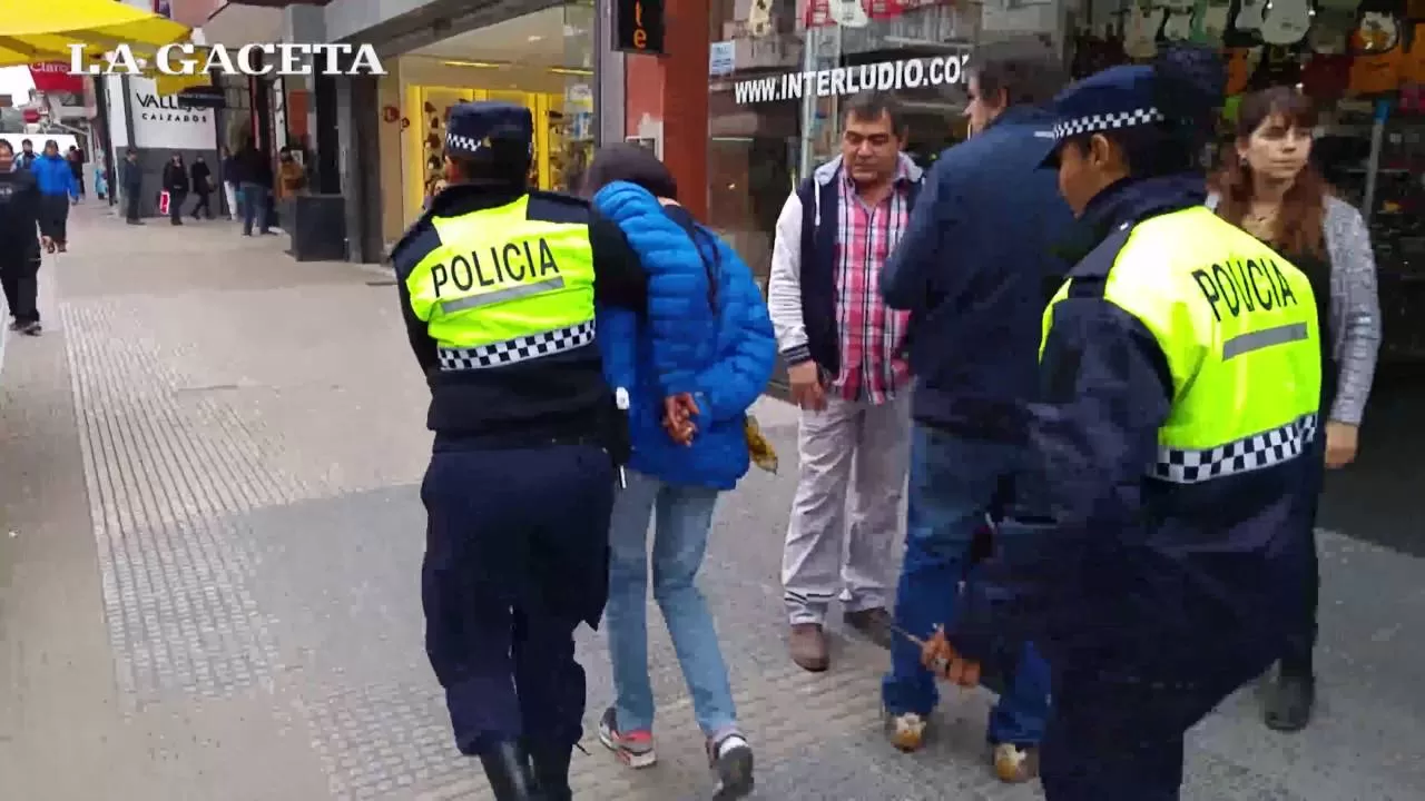 Una mechera es aprehendida en el microcentro. ARCHIVO (LA GACETA).