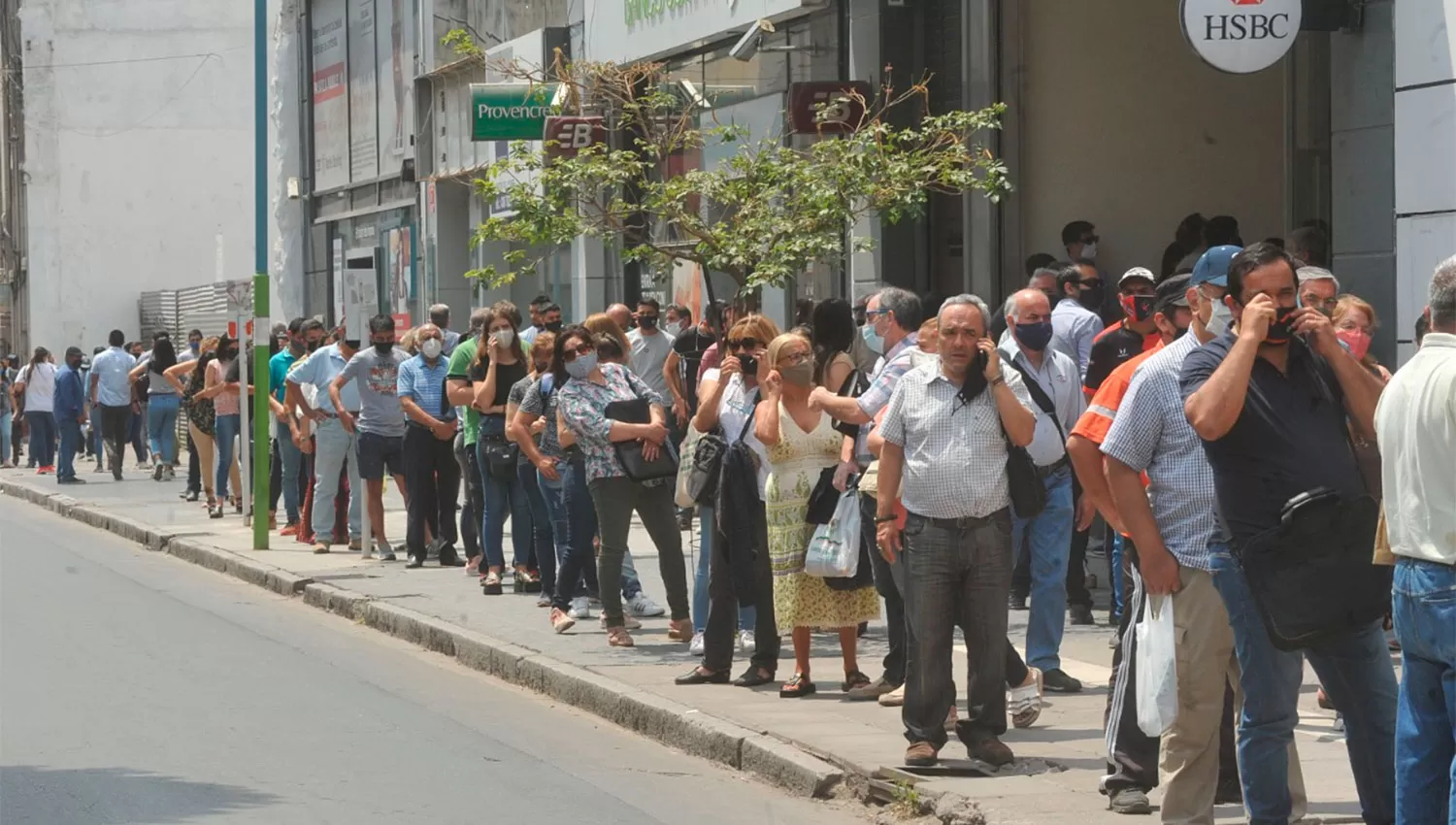 ¿DISTANCIAMIENTO? El microcentro tucumano, en plena pandemia de coronavirus.