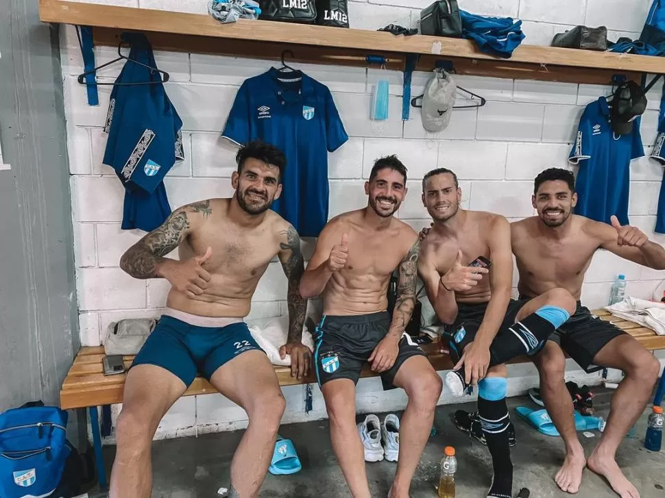  FESTEJO. “Todo está bien” es el mensaje Javier Toledo, Cristian Erbes, Lucas Melano y Marcelo Ortiz en la foto que subieron a las redes sociales luego del triunfo.    