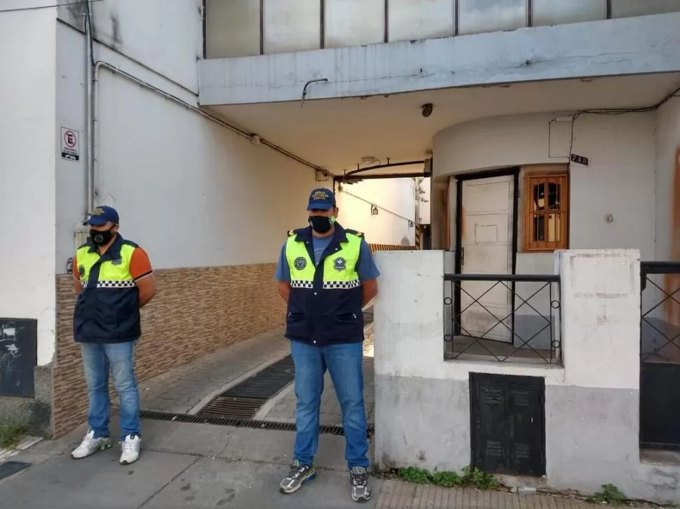 DE GUARDIA: Efectivos de Homicidios durante el allanamiento que se hizo en la casa del sospechoso en Barrio Sur. 