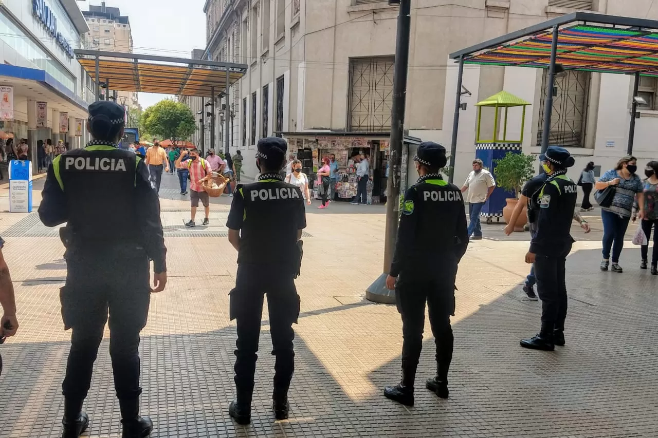 VIGILANCIA POLICIAL. Un grupo antimecheras, en la zona de la peatonal. 