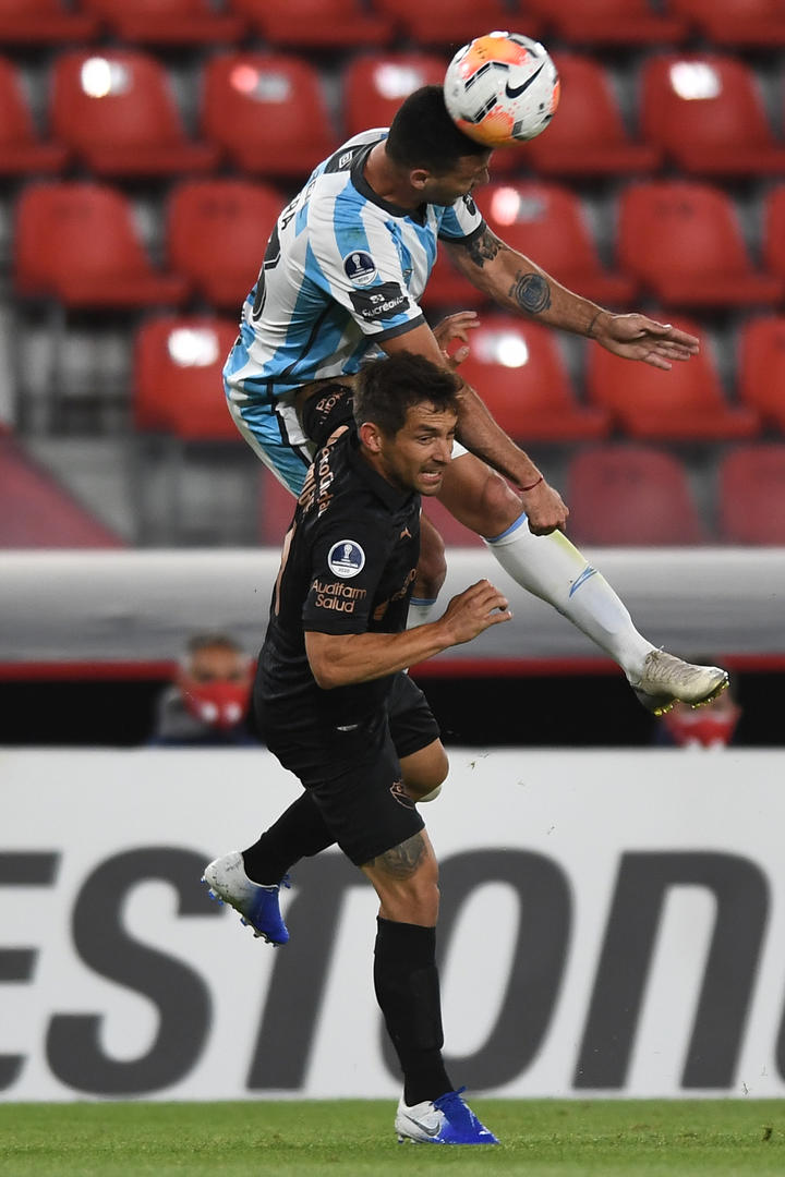 EN LO ALTO. Carrera salta ante Independiente. El volante le hizo un gol a Racing. conmebol 