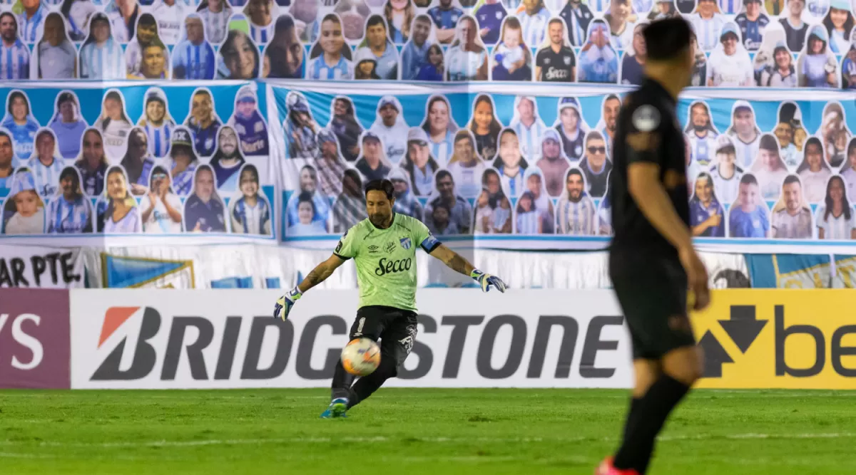 ESTÁN COMO PUEDEN. Ante la imposibilidad de entrar, los fanáticos y fanáticas de Atlético imprimieron sus fotos en banderas y alientan virtualmente al equipo. conmebol