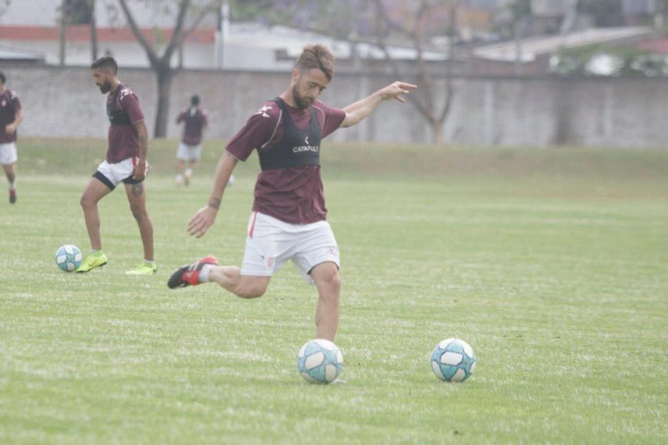 AL MARGEN DE LA DISCUSIÓN. Jugadores y el técnico Favio Orsi siguen con la preparación pensando en la reanudación del torneo sin tener en cuenta el formato. 