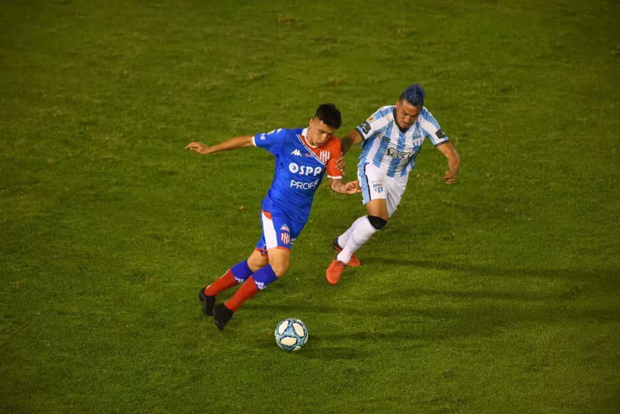 PREVENCIÓN. Monzón manifestó una dolencia y fue sacado de la cancha para evitar agravarla. 