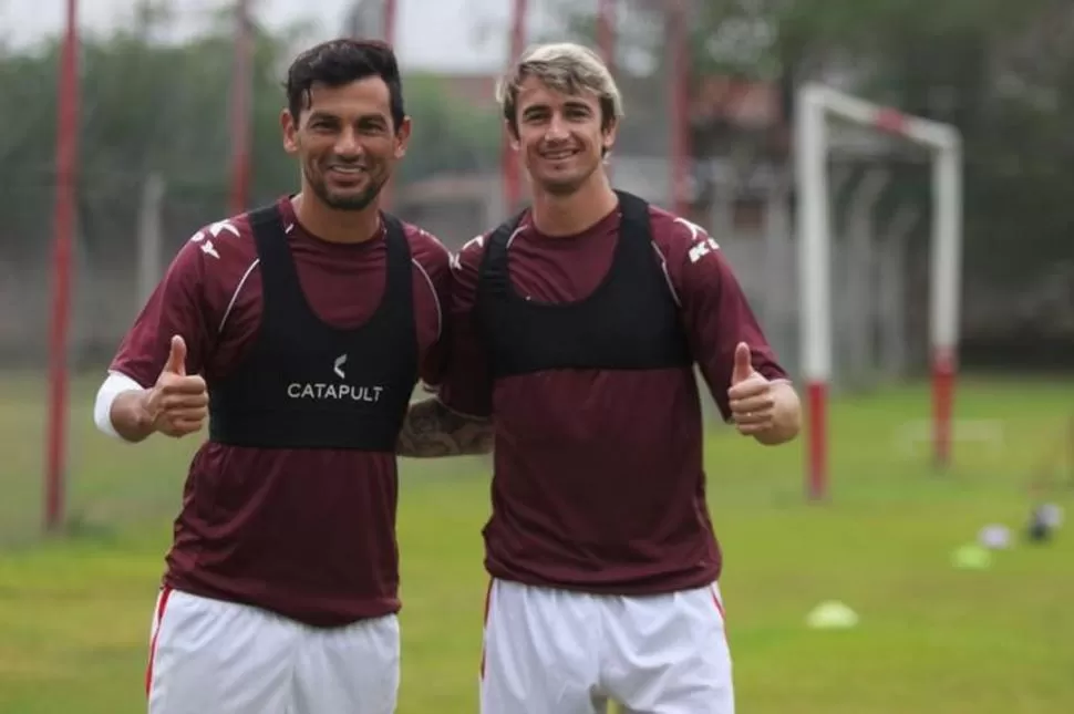 REFUERZOS FELICES. Tino Costa y Ricardo Noir posaron sonrientes durante un entrenamiento. Los futbolistas llegaron con la idea de lograr el ascenso con San Martín. prensa san martin