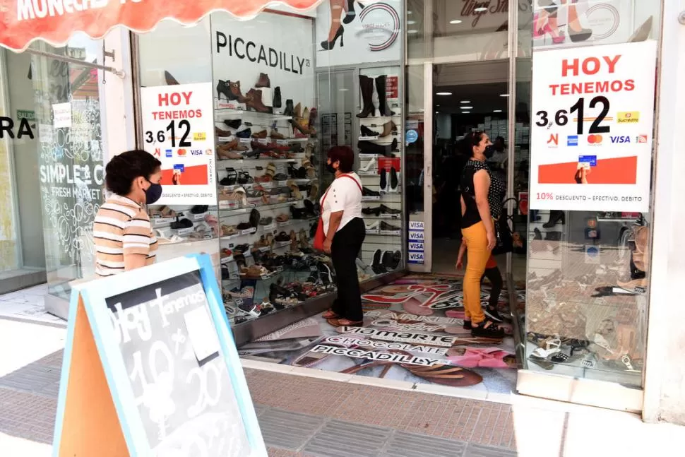 MICROCENTRO. El 80% de los locales de la zona más concurrida de la provincia son de calzados y textiles, que prefieren atender en horario cortado. la gaceta / Foto de José Nuno