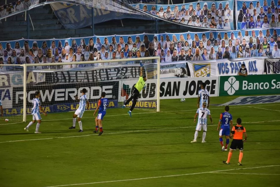 SIEMPRE ESTÁ. Lucchetti aparece en toda su dimensión cuando el equipo lo necesita. El arquero tuvo atajadas decisivas. la gaceta / foto de  Diego Aráoz / Pool ARGRA