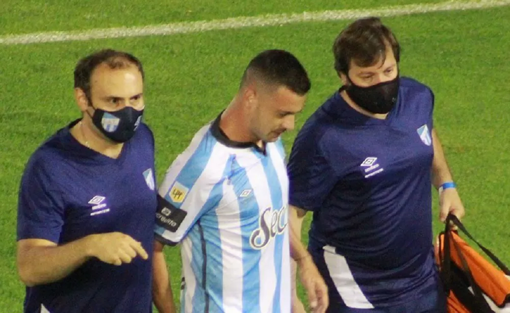 DOLOR. Carrera se retiró en los primeros minutos del partido ante Unión. FOTO TOMADA DE TWITTER.COM/ATOFICIAL