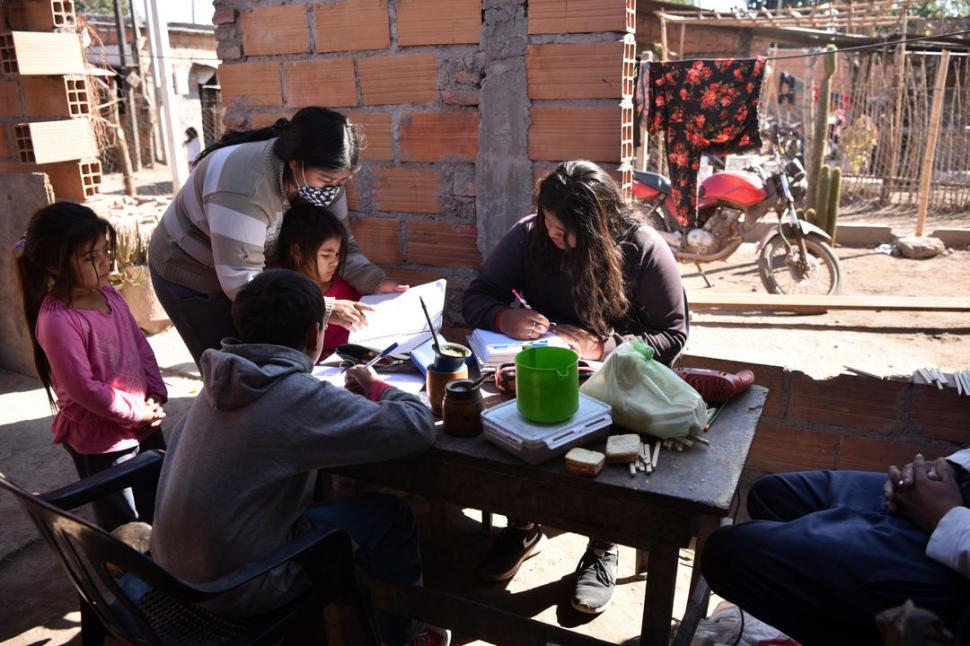 A CARGO. La mayoría de las madres ayudan con los deberes.