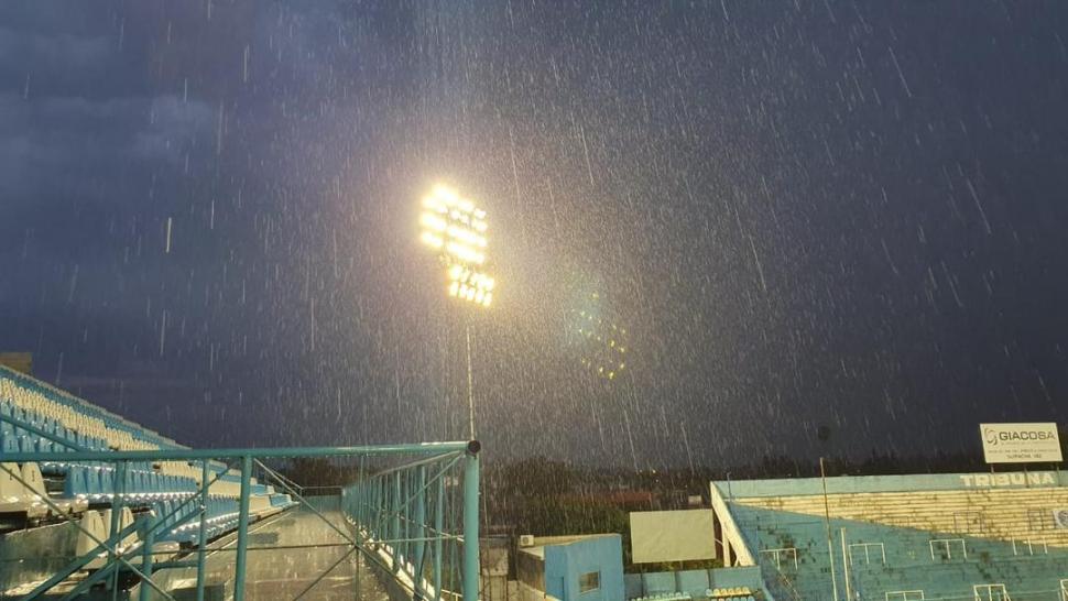 PARA POCOS. Los medios de prensa pudieron volver al estadio.