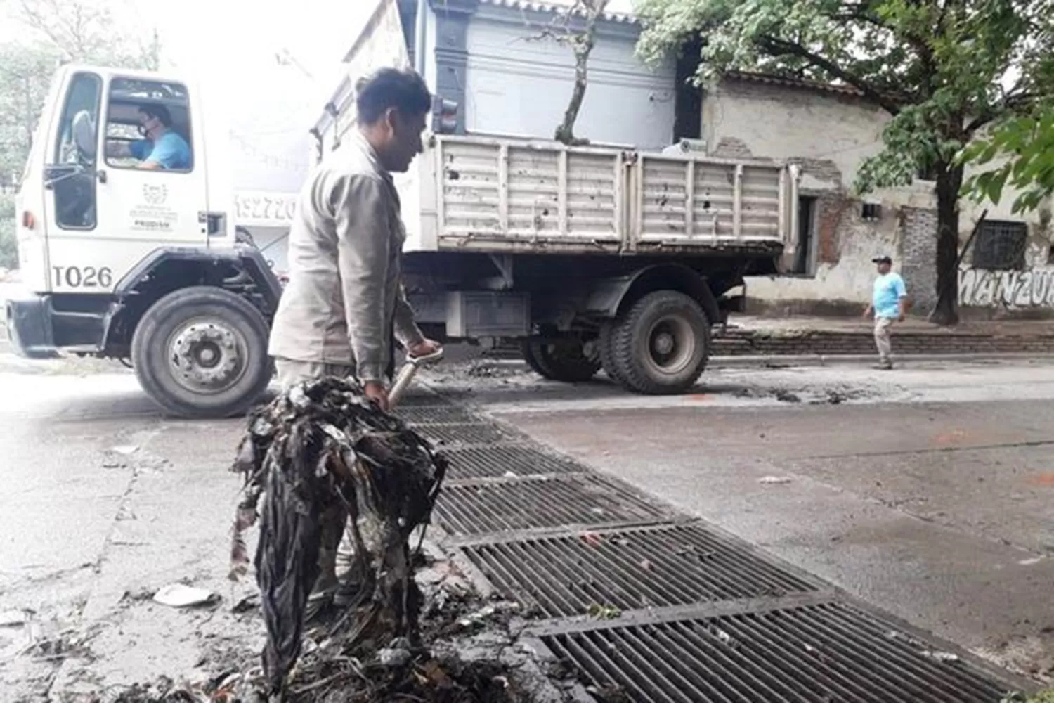 Ante el período de lluvias, limpian a fondo los desagües pluviales