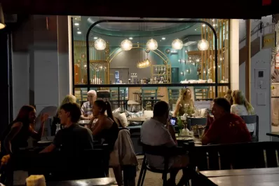 La intendencia de la capital evaluará ampliar la permanencia en bares