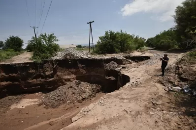 La gente huye de un paraje devastado por las crecidas