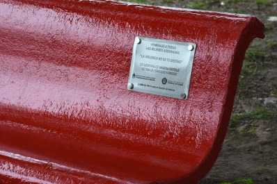 Nuevo banco rojo: se instaló en memoria de Vanesa Rotolo, víctima de femicidio