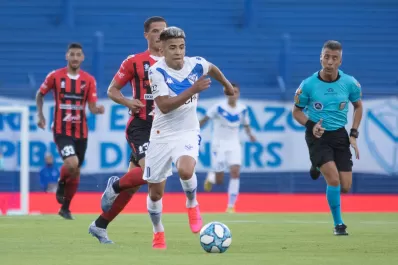 Vélez le ganó a Patronato con un penal inexistente que le cobraron a Dylan Gissi