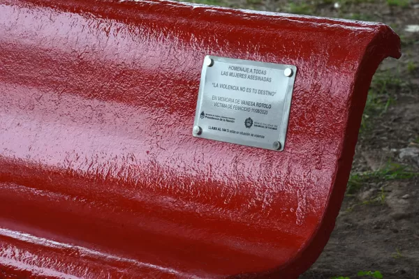 Nuevo banco rojo: se instaló en memoria de Vanesa Rotolo, víctima de femicidio