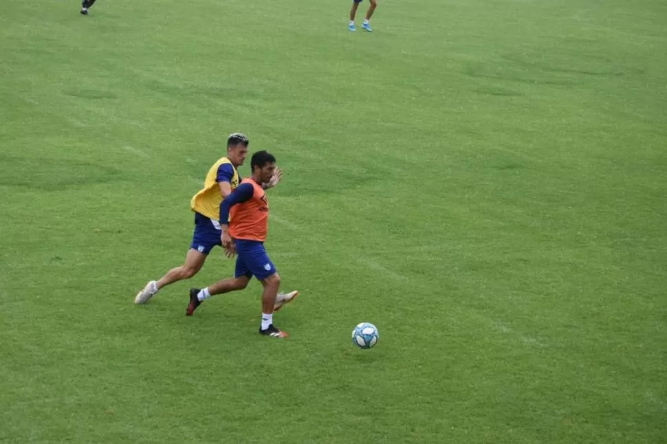 VELOCIDAD. Guillermo Acosta corre ante la marca de Augusto Lotti, durante un entrenamiento en Ojo de Agua. Si no se recupera Aguirre, Lotti será el reemplazante de Carrera ante Racing. 