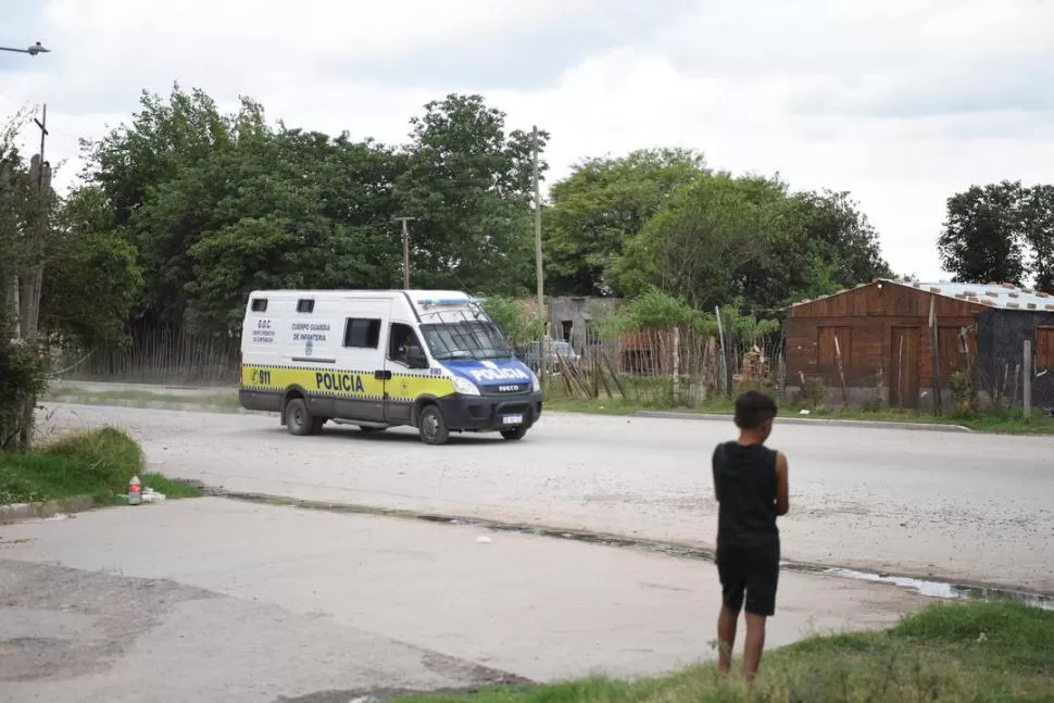 PRECAUCIONES. La Policía blindó la cuadra de Américo Vespucio al 3.100 para evitar nuevos enfrentamientos. 