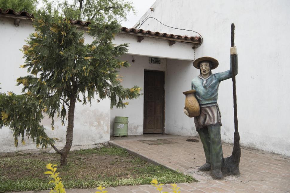 IMAGEN TÍPICA. Un hombre de campo durante sus tareas cotidianas. 