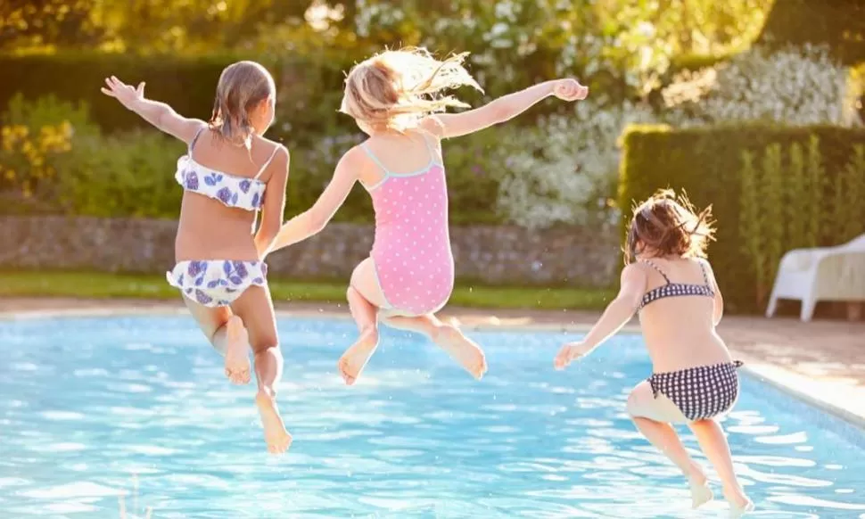 NIÑOS. Los más chicos, que deben tomar especiales recaudos, se zambullen en una gran piscina. 