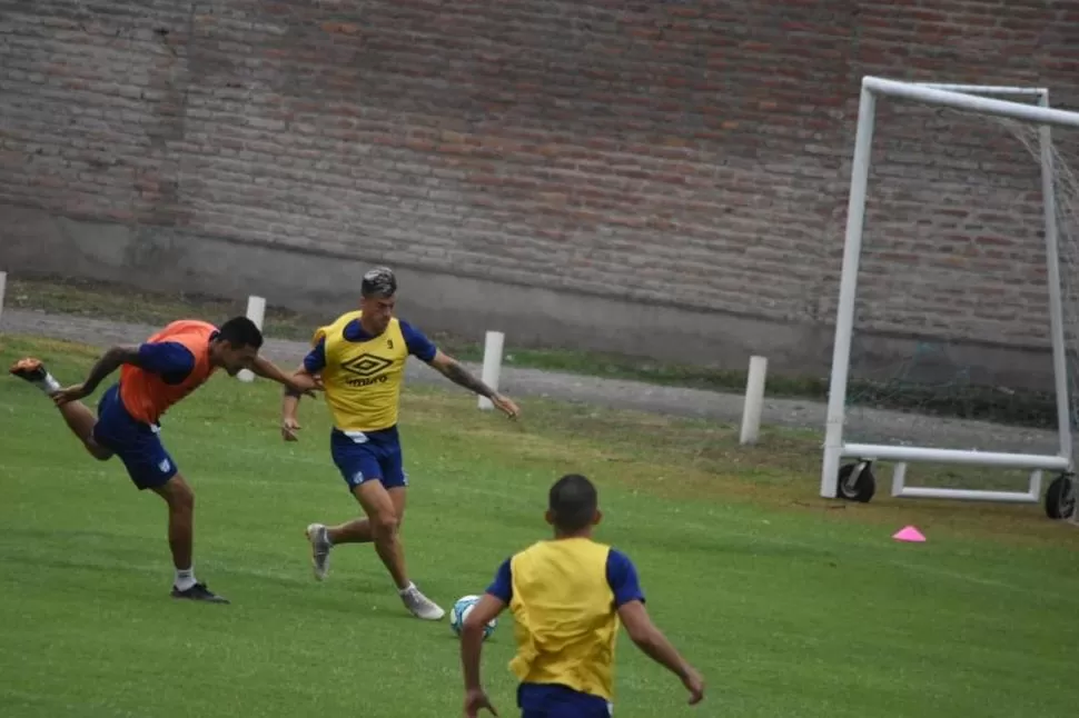 VUELVE A SER TITULAR. Lotti empezó a jugar tras las suspensiones por la pandemia desde el arranque y luego perdió su lugar. Ahora, tras la lesión de Carrera regresa al 11 inicial. En la foto, se escapa de Cabral. cat