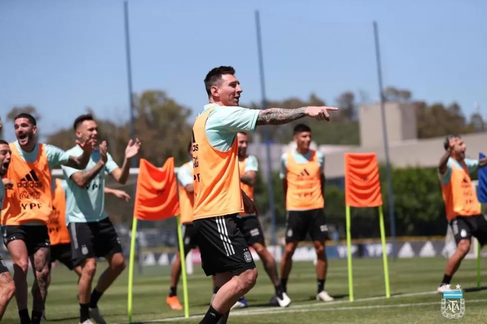 MARCA EL CAMINO. Cuando juega Lionel Messi, todos celebran. El capitán conducirá al conjunto nacional que esta noche tiene una parada brava, ante Perú. afa