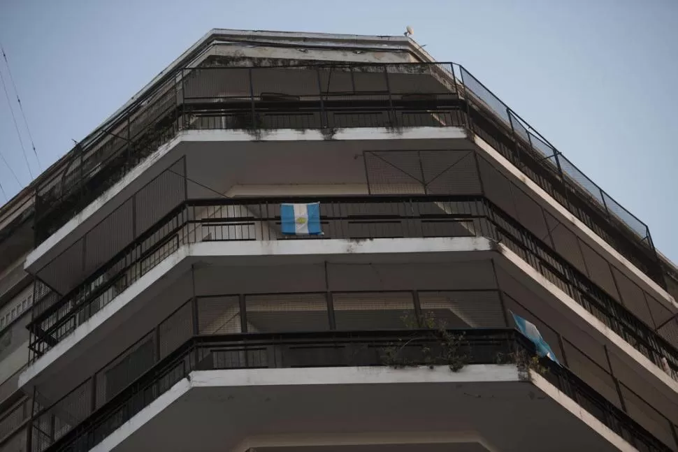 CASA AJENA. La esquina de un edificio de la calle 25 de mayo. Cada vez más inquilinos tucumanos se adhifieren al DNU que permite congelar el alquiler. la gaceta / foto de DIEGO ARAOZ (archivo)