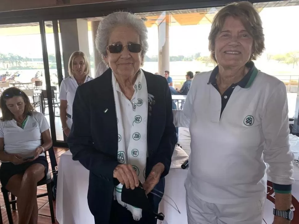 UN AÑO ATRÁS. Cossio de Terán junto a la ex presidenta de la Asociación Argentina de Damas Senior, Pat Healy. 