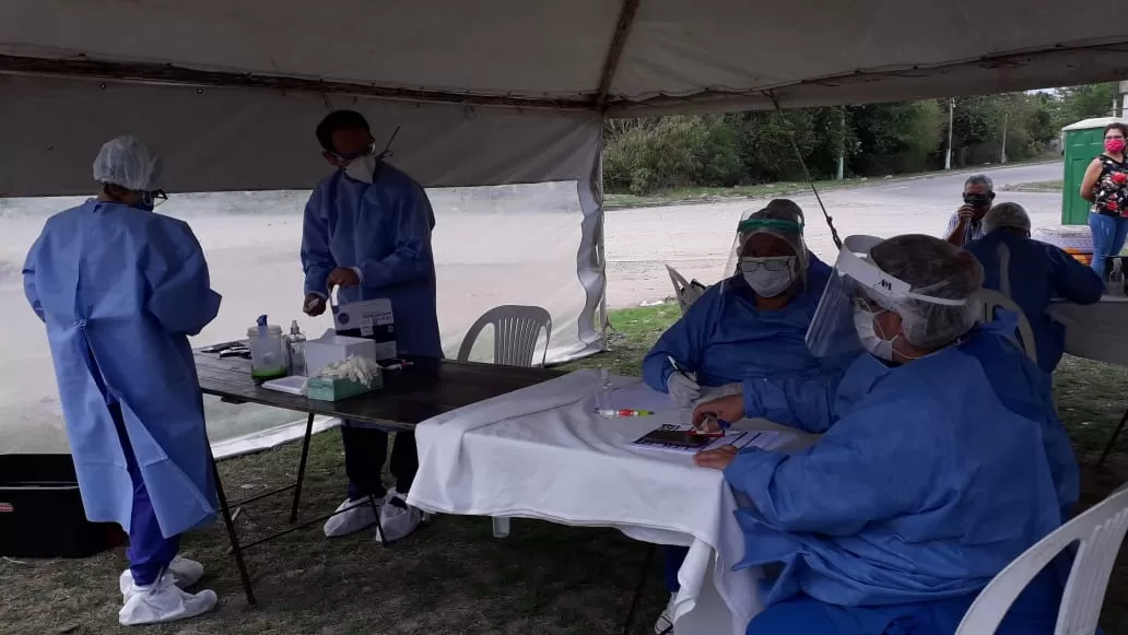 BÚSQUEDA DE PACIENTES. Agentes trabajaron en los barrios 130 Viviendas, Autopista Sur, Santa Rita y Victoria II. Foto: Siprosa