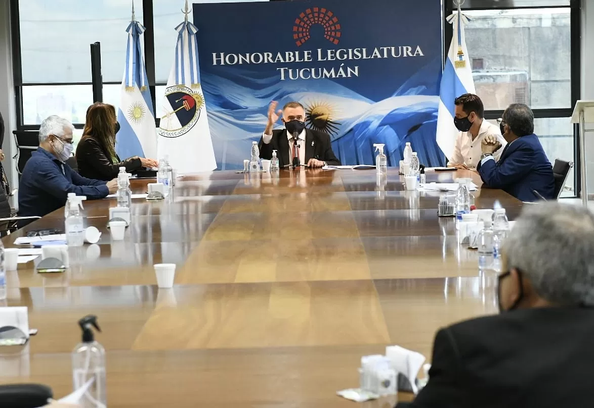 EN REUNIÓN. El vicegobernador Jaldo encabezó el debate en la comisión de Labor Parlamentaria. Foto: Prensa HLT