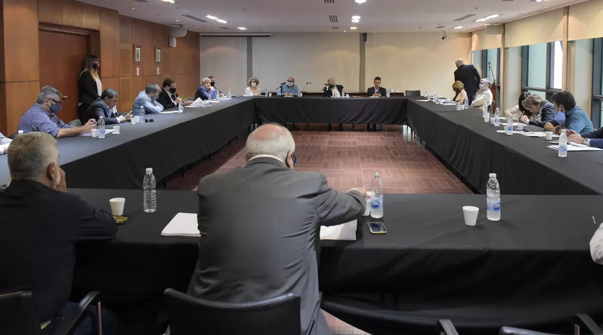 REUNIÓN AMPLIADA. Garvich expuso ante legisladores de Hacienda.