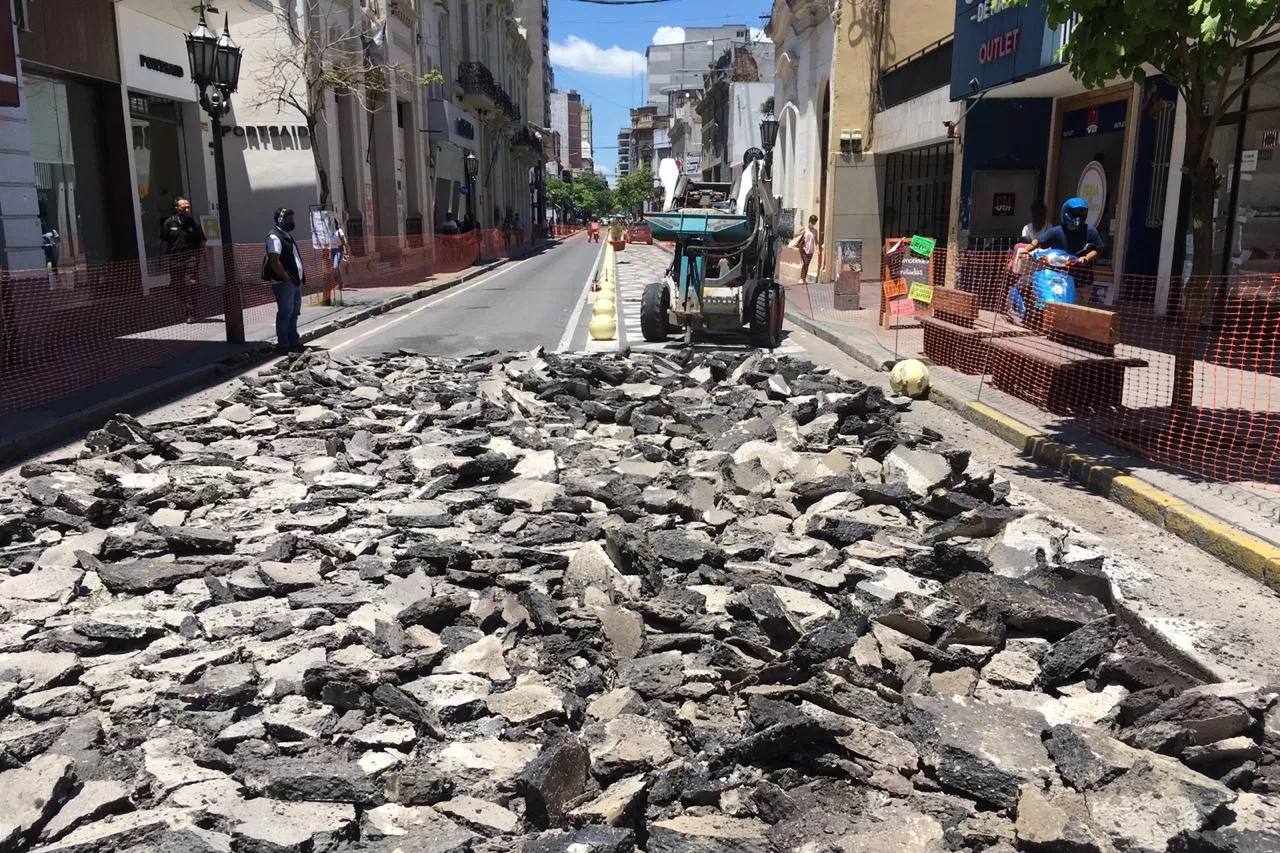 OBREROS TRABAJANDO. Inicio de la obra en 25 de Mayo y Santiago del Estero. Foto: LA GACETA / Inés Quinteros Orio 