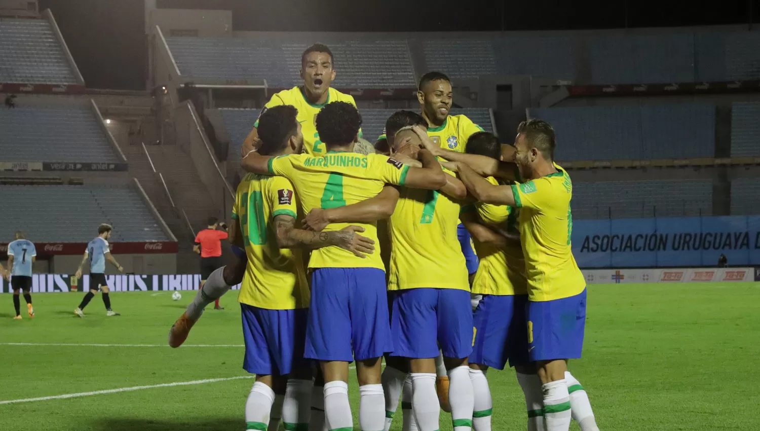 GRAN MOMENTO. Sin jugar demasiado bien, Brasil derrotó a Uruguay y sigue en lo más alto.