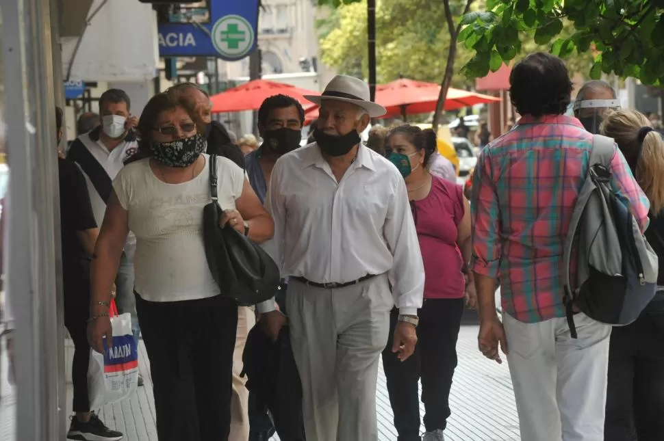 ASÍ NO. Para reducir la posibilidad de contagiarse de coronavirus debe haber distancia social y la mascarilla debe cubrir la nariz, la boca y el mentón. la gaceta / foto de antonio ferroni