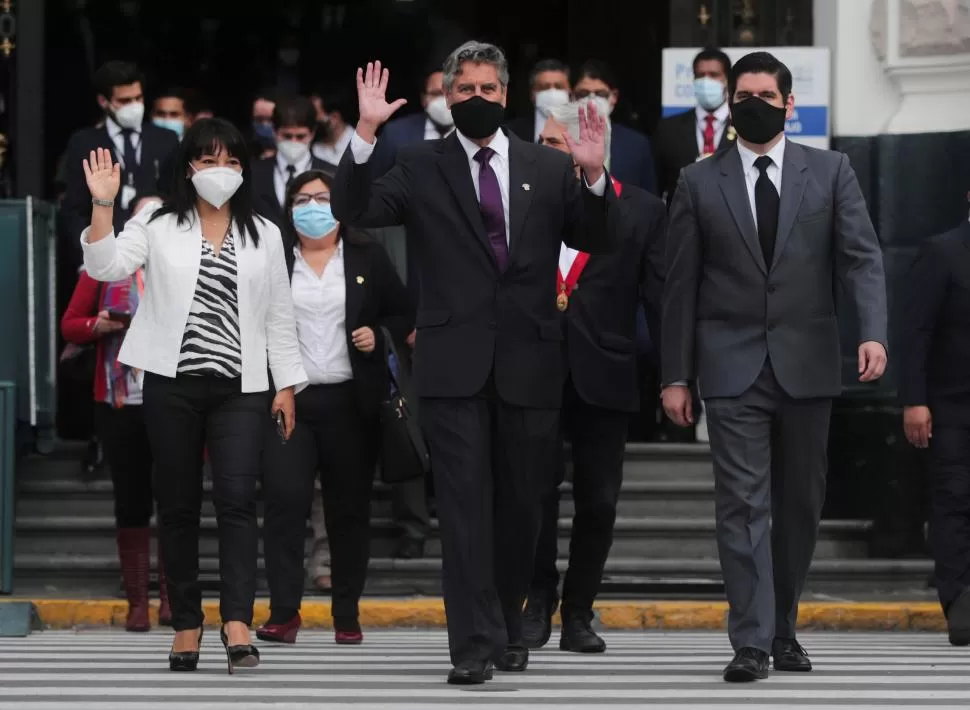 ACLAMADO. Sagasti fue recibido con aplausos luego de ser designado como presidente por el Congreso de Perú.  