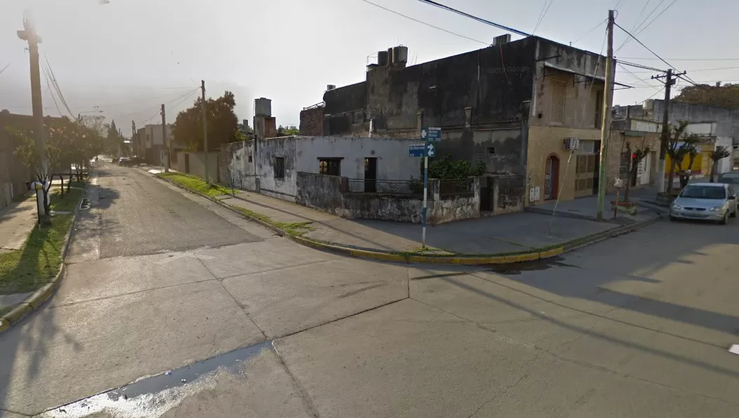 BALAZO. Durante una persecución, un presunto delincuente hirió de un disparo a un policía en la esquina de Moreno y pasaje Misiones.