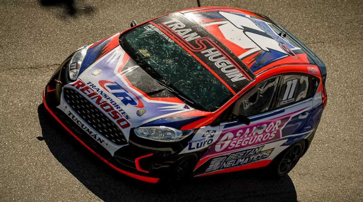 Maximiliano Bestani conduciendo su Ford Fiesta en el autódromo Mouras de La Plata