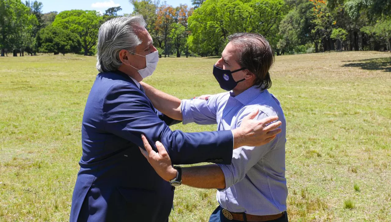 CORDIALIDAD. Alberto Fernández almorzó con el presidente de Uruguay, Luis Lacalle Pou, en la ciudad de Colonia.