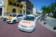 Taxistas de Concepción protestaron frente a la plaza en reclamo por una suba tarifaria