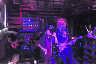 Rock y pop de tucumanos: actúan Ciudad descalza y Johny Boy