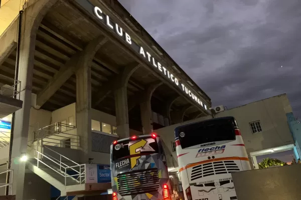 La delegación de Racing llegó en dos colectivos