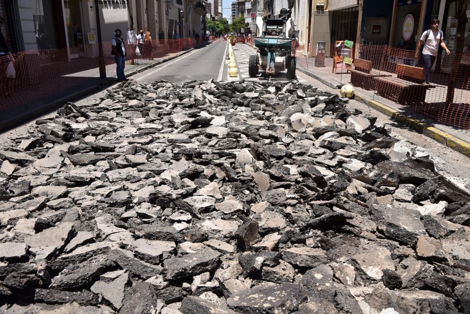 ESCOMBROS. Las máquinas comenzaron a remover el asfalto. 